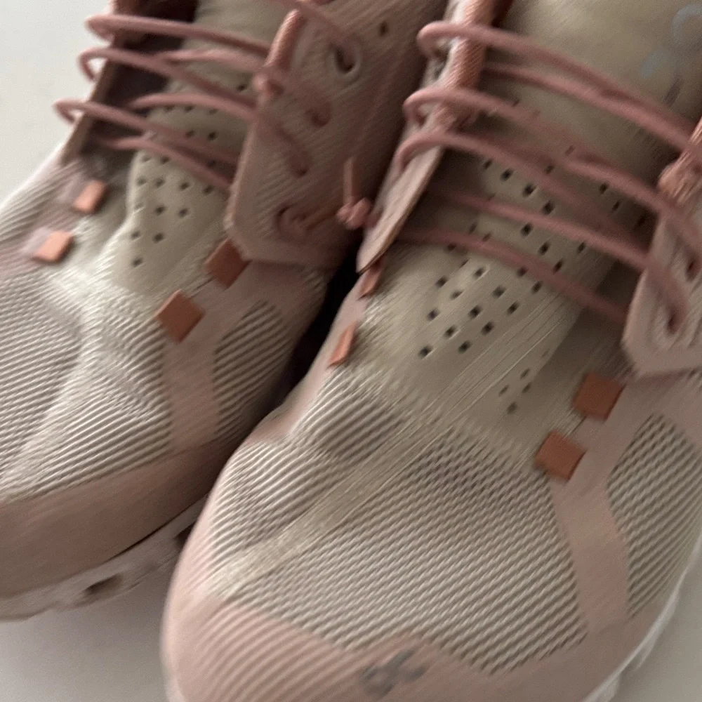 On Running Women's Athletic Shoes - Picture 3 of 8